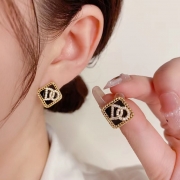 Boucles d'oreilles simples en forme de losange géométrique avec lettre carrée noire Boucles d'oreilles/clous d'oreilles Bijoux  Accessoires
