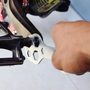 Clé de démontage de pédale de vélo de montagne clé de pédale réparation pneu complémentaire clé à lames hexagonales clé à pruneaux poreux
