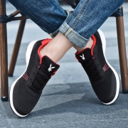 Chaussures de sport d'été de Style coréen pour hommes respirantes tricotées à la mouche confortables et décontractées chaussures de voyage pour hommes 2023 tenis，chaussures de sport ，tenis， chaussures de hommes